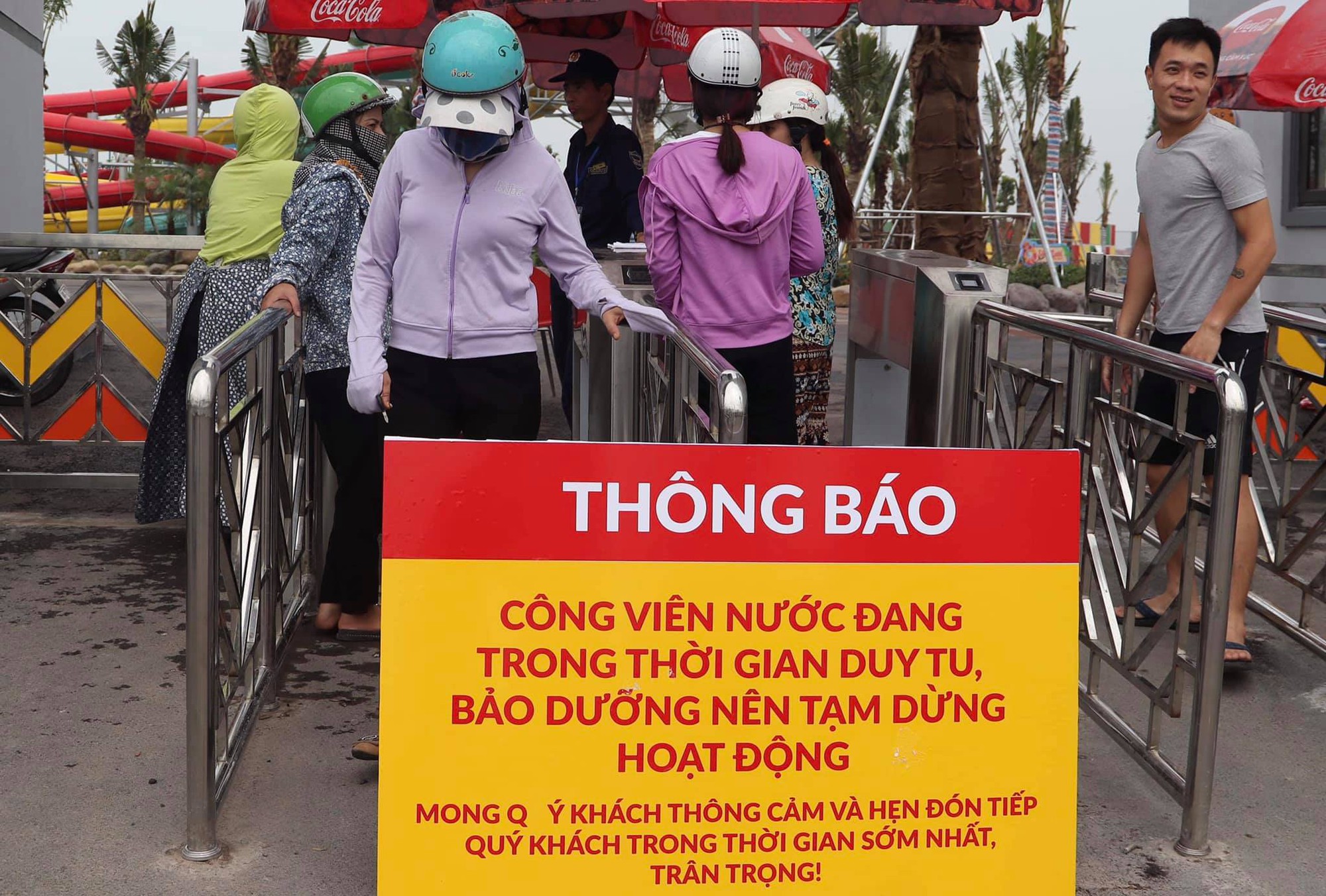 Công viên nước Thanh Hà tạm dừng hoạt động sau sự cố bé trai đuối nước, nhiều gia đình từ xa đến đành quay về-7
