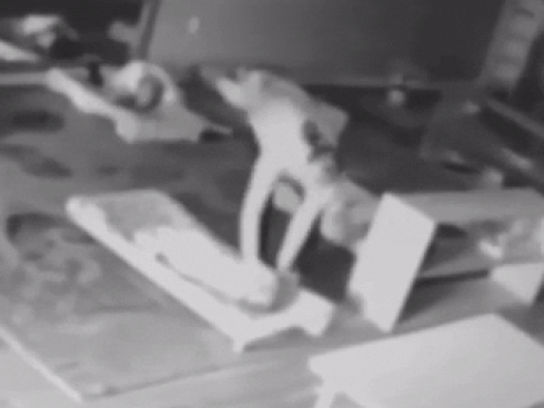 Clip nữ bảo mẫu liên tục đánh đập, quăng quật bé 1 tuổi gây phẫn nộ