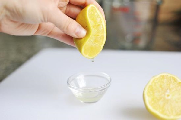 Sau khi vắt nước chanh, người phụ nữ vô tình làm điều này khiến da phồng rộp-2