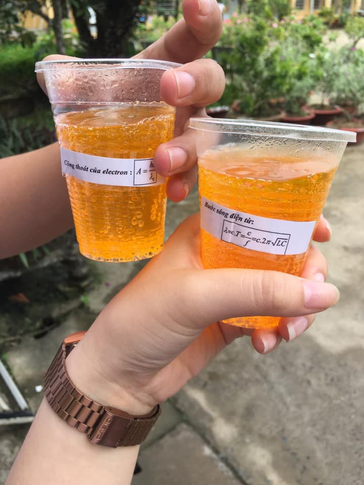 Trường người ta trong truyền thuyết: Thầy cô tự tay pha vitamin, đính kèm sticker công thức đáng yêu cho học sinh uống mùa thi-1