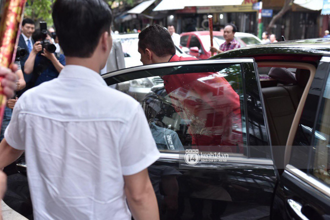 MC Phương Mai diện Áo dài đỏ, rạng rỡ trong lễ ăn hỏi với ông xã người Ba Lan-7