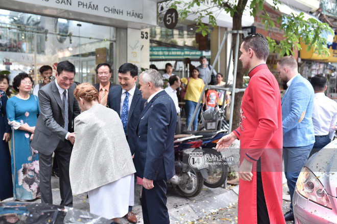 MC Phương Mai diện Áo dài đỏ, rạng rỡ trong lễ ăn hỏi với ông xã người Ba Lan-8