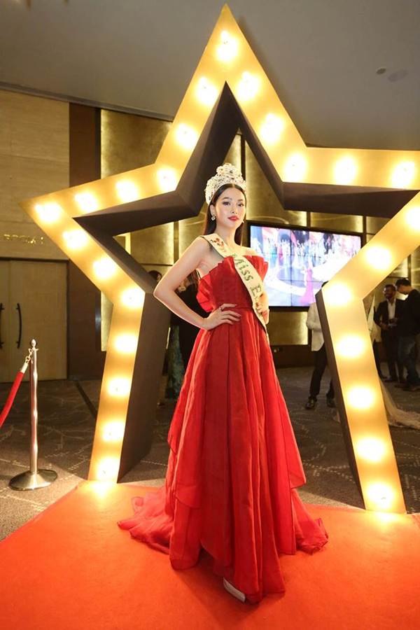 Hoa hậu Phương Khánh nóng bỏng với sắc đỏ dự chung kết Miss Earth Singapore 2019-1
