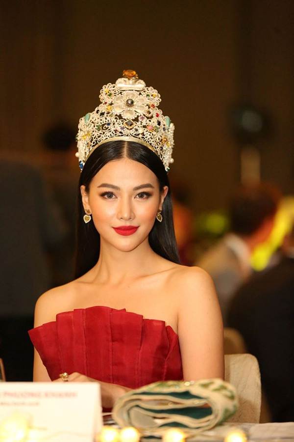 Hoa hậu Phương Khánh nóng bỏng với sắc đỏ dự chung kết Miss Earth Singapore 2019-6