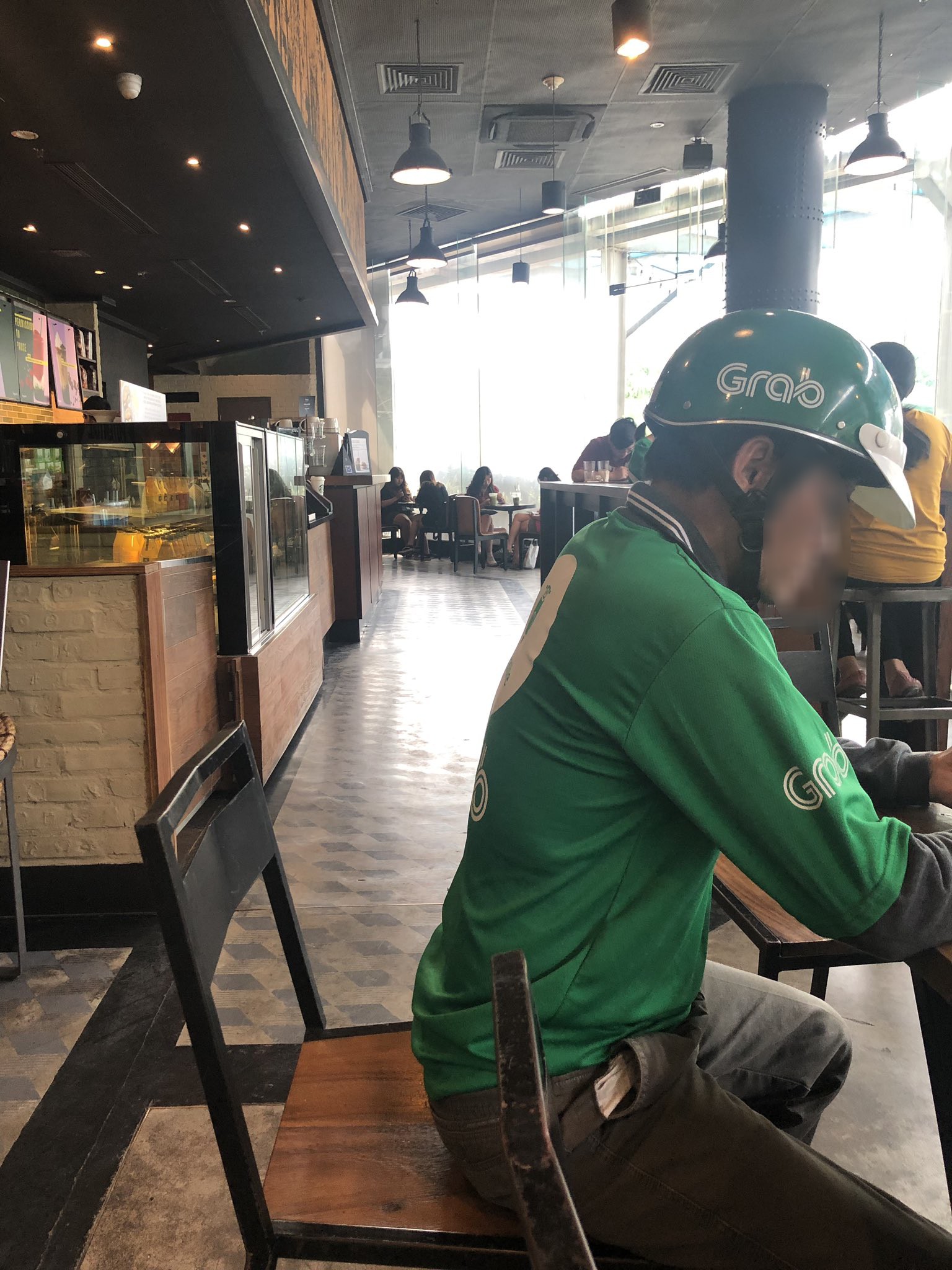 Đi mua nước cho khách, shipper Việt bị CEO Nhật khinh thường chỉ vì trông bẩn bẩn, làm mất không khí sang trọng ở Starbucks-3