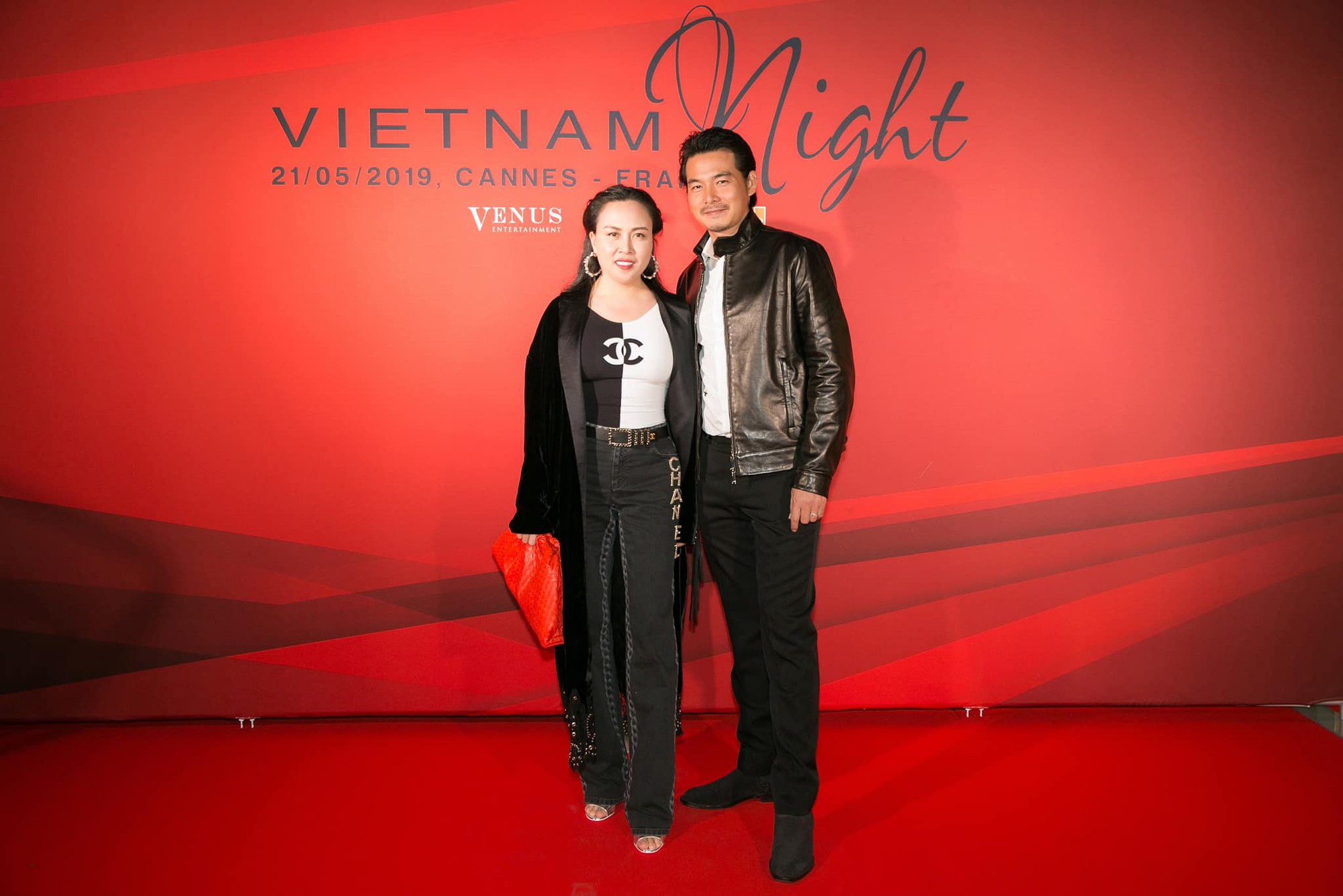 Bị chụp lén, Quách Ngọc Ngoan - Phượng Chanel lộ vẻ ngoài xuề xòa khác hẳn hình ảnh sang chảnh thường thấy-2