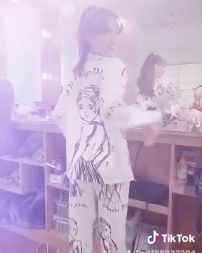 Táo bạo như Ngọc Trinh: Tái hiện hết những scandal lớn nhỏ trong sự nghiệp vào bộ trang phục ngủ-3