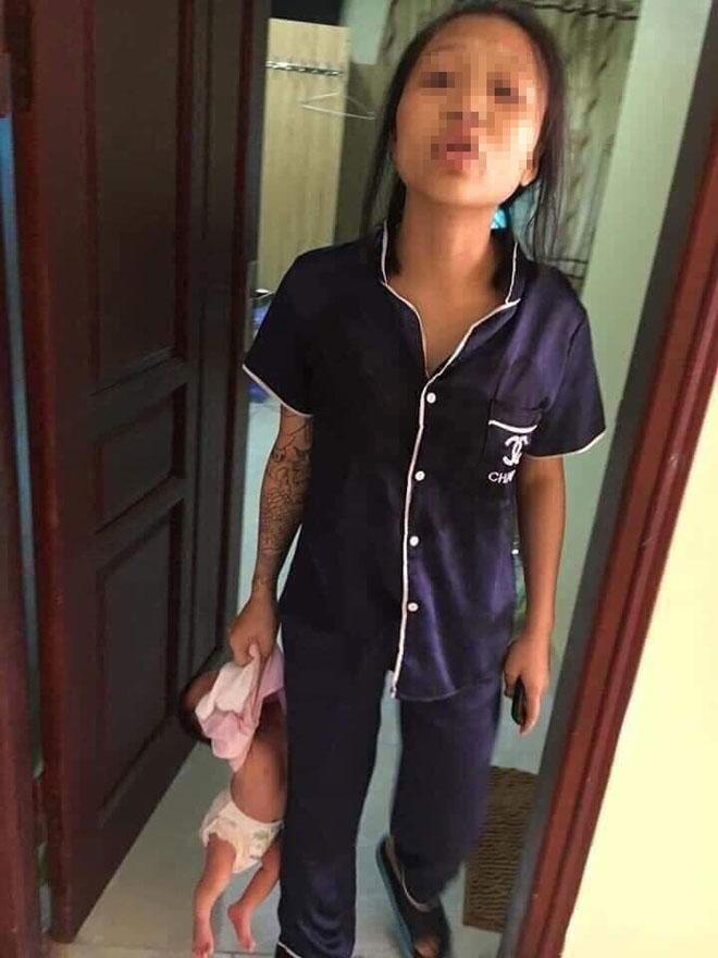 Hé lộ danh tính người mẹ trẻ xăm trổ xách lủng lẳng con mới 18 ngày tuổi-1