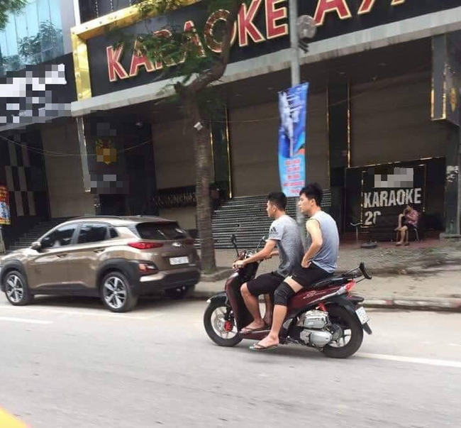Tuyển thủ quốc gia Đình Trọng - Văn Kiên gây tranh cãi khi đi xe máy không đội mũ bảo hiểm?-1