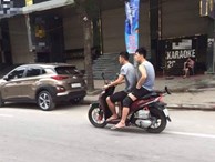 Tuyển thủ quốc gia Đình Trọng - Văn Kiên gây tranh cãi khi đi xe máy không đội mũ bảo hiểm?