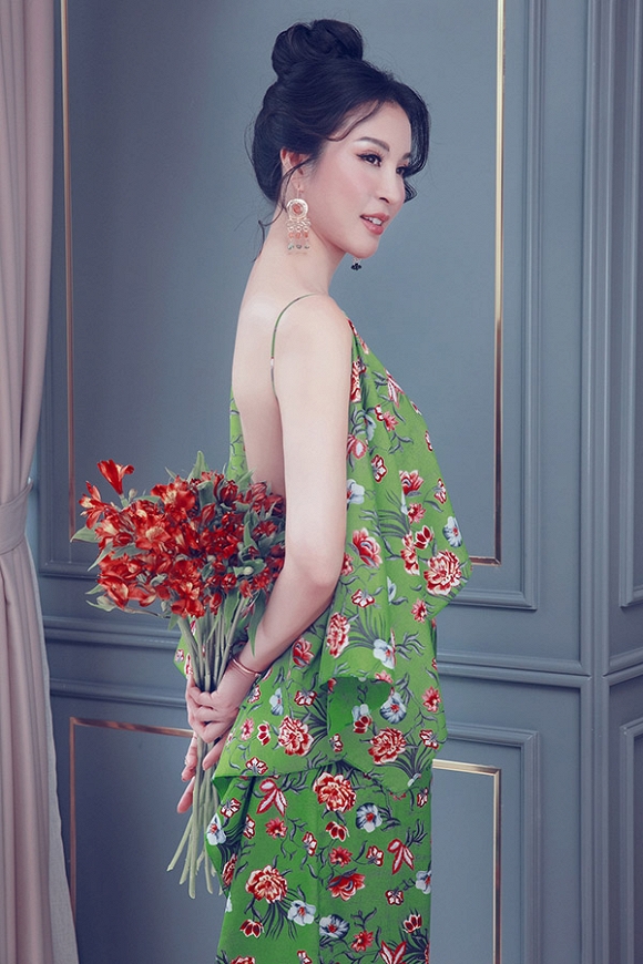 MC Thanh Mai khoe lưng trần gợi cảm ở tuổi trung niên-2