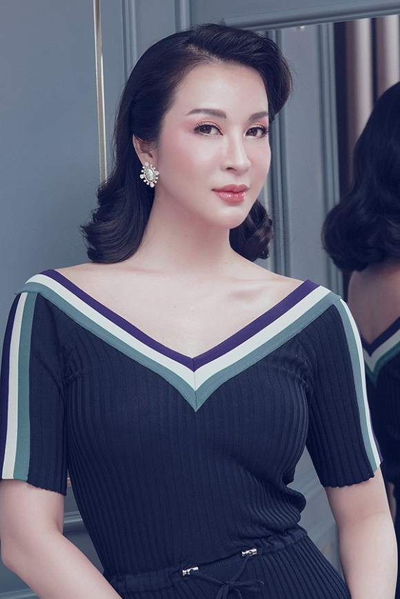 MC Thanh Mai khoe lưng trần gợi cảm ở tuổi trung niên-4