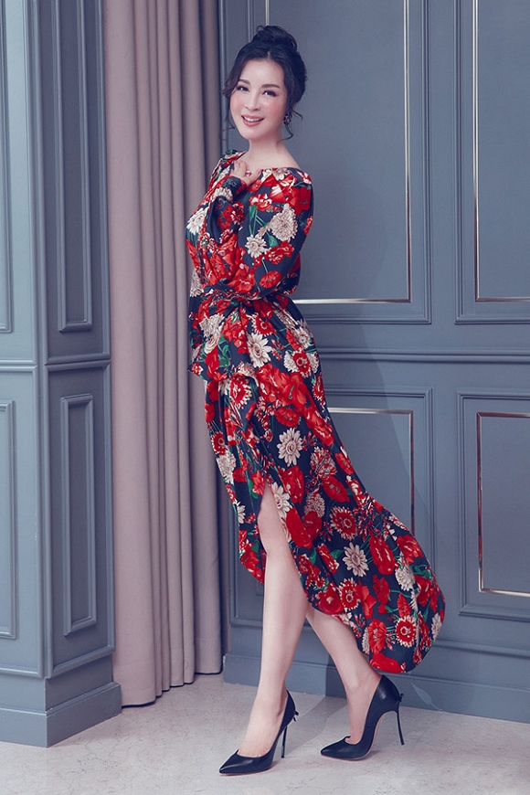 MC Thanh Mai khoe lưng trần gợi cảm ở tuổi trung niên-6