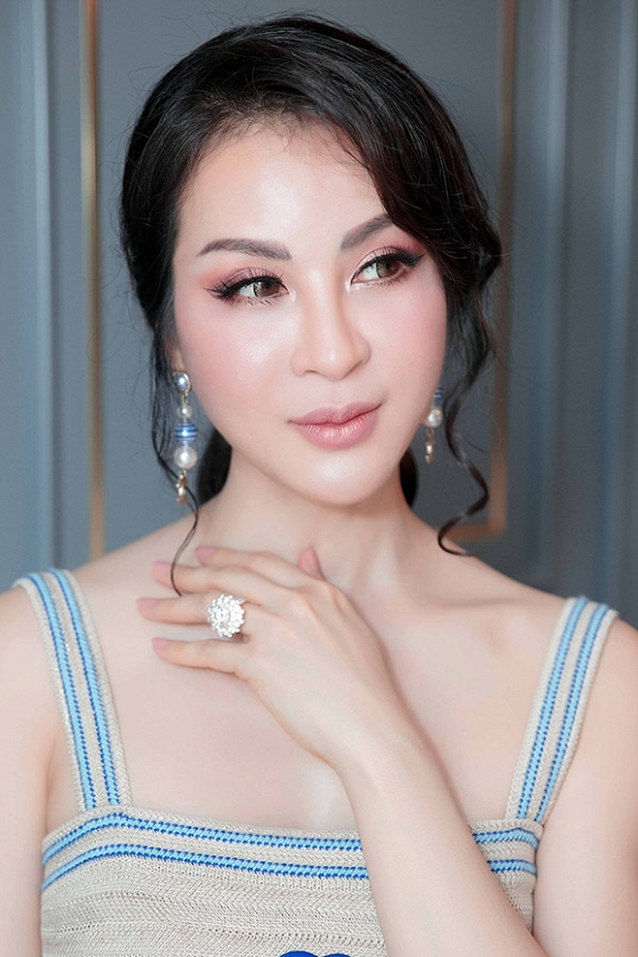 MC Thanh Mai khoe lưng trần gợi cảm ở tuổi trung niên-9