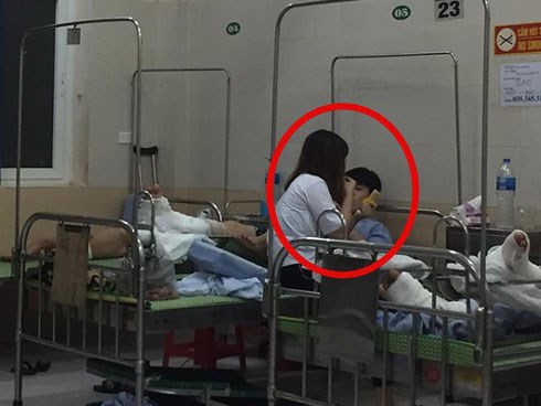 Trông người nhà nằm viện, thanh niên ghen tị với bệnh nhân giường bên vì cô bạn gái tuyệt vời