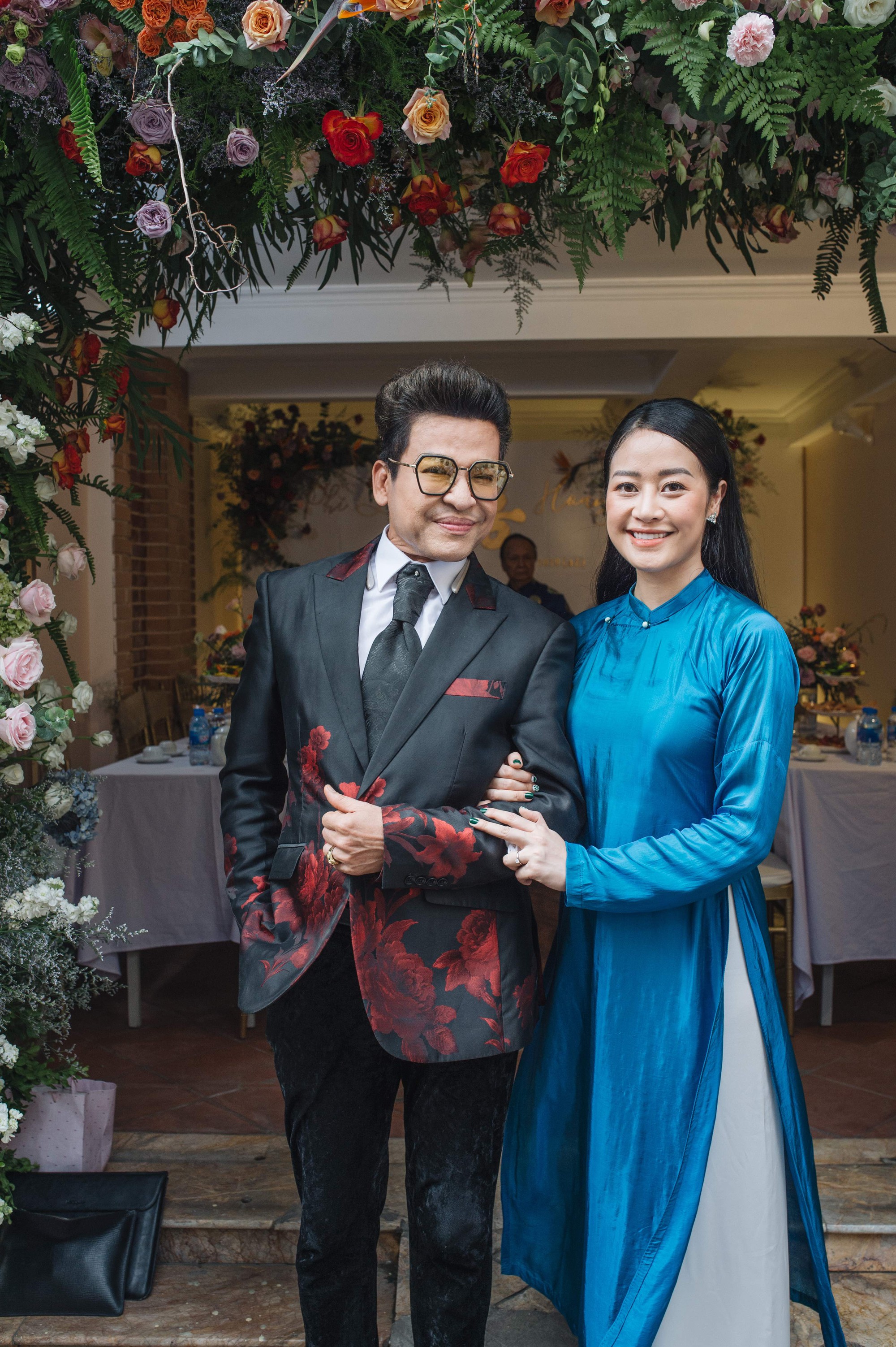 Chồng tương lai của MC Phí Linh lần đầu lộ diện, hạnh phúc hôn má cô dâu trong ngày ăn hỏi-2