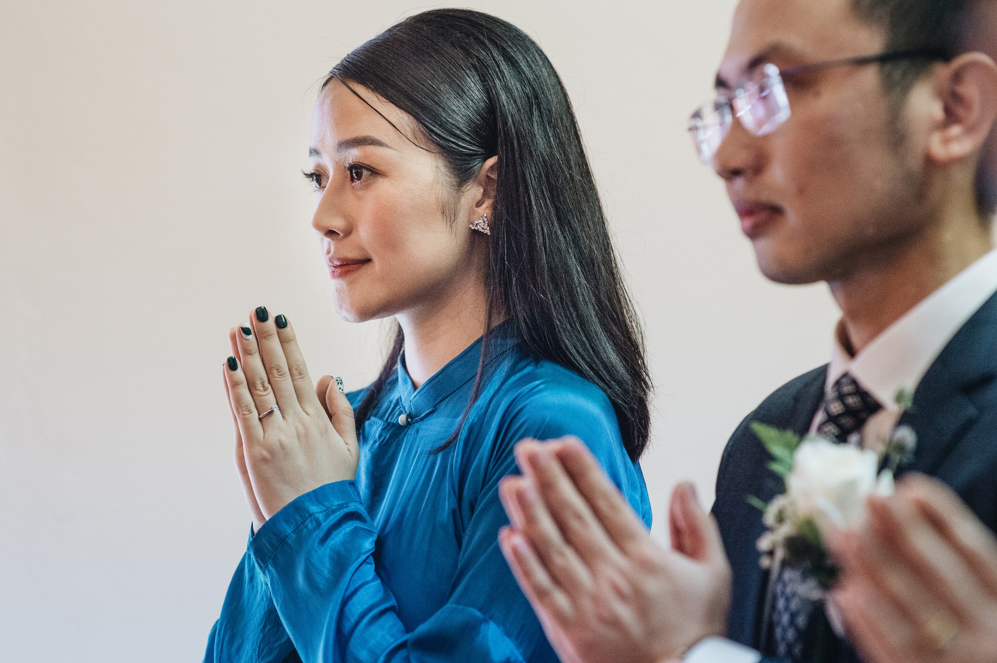 Chồng tương lai của MC Phí Linh lần đầu lộ diện, hạnh phúc hôn má cô dâu trong ngày ăn hỏi-9