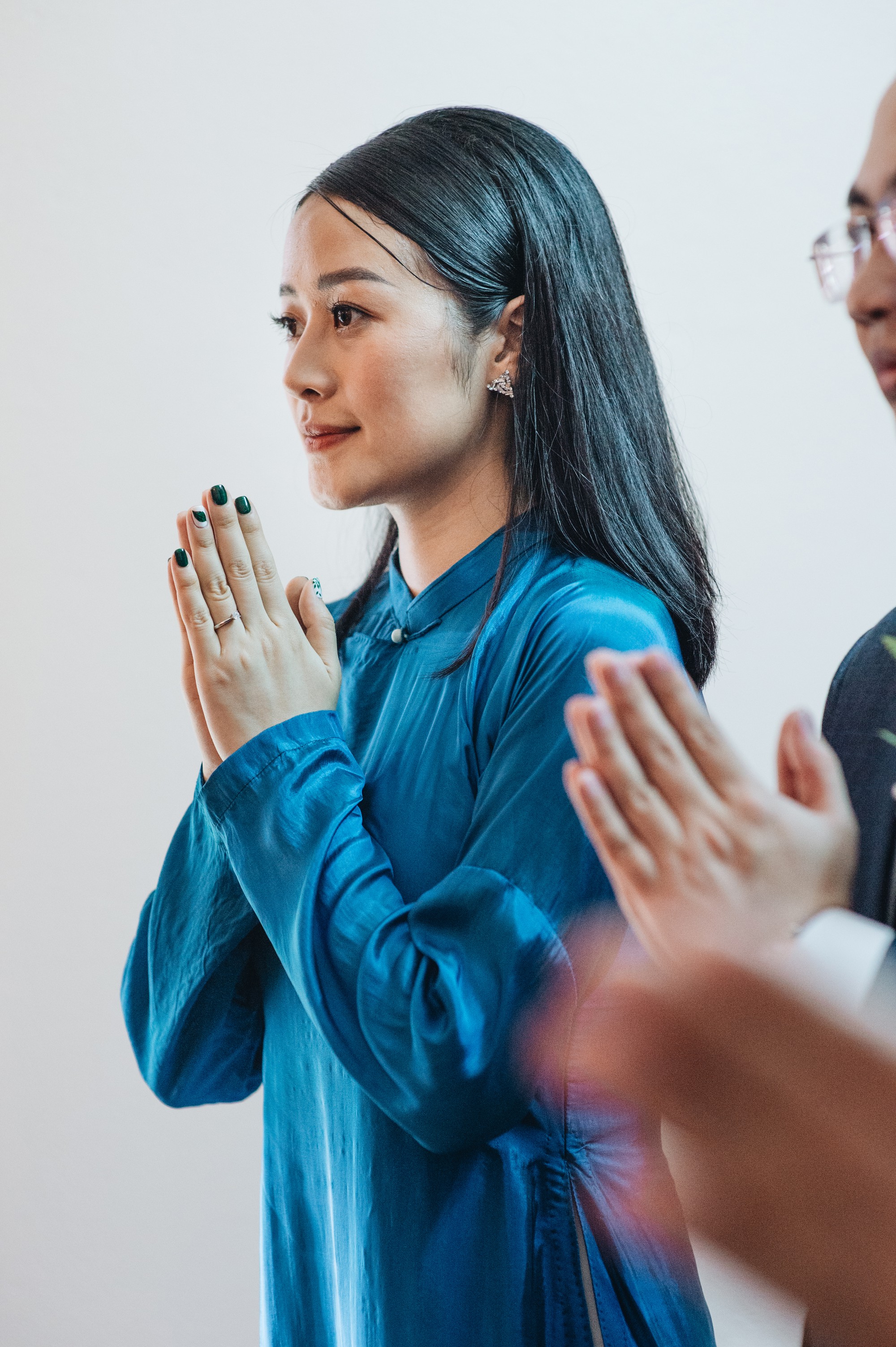 Chồng tương lai của MC Phí Linh lần đầu lộ diện, hạnh phúc hôn má cô dâu trong ngày ăn hỏi-10