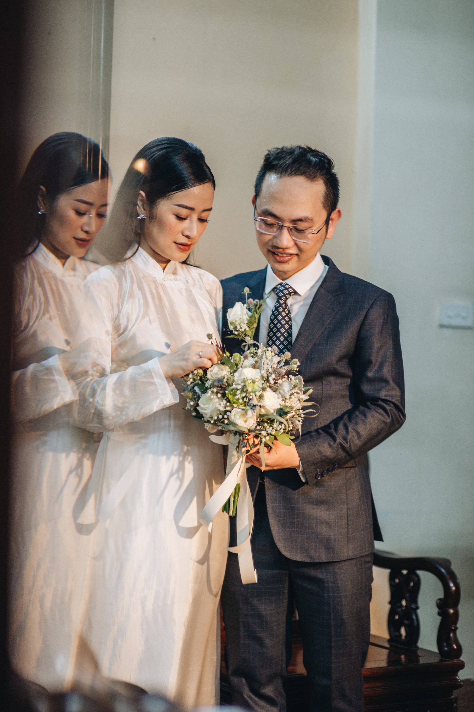Chồng tương lai của MC Phí Linh lần đầu lộ diện, hạnh phúc hôn má cô dâu trong ngày ăn hỏi-12