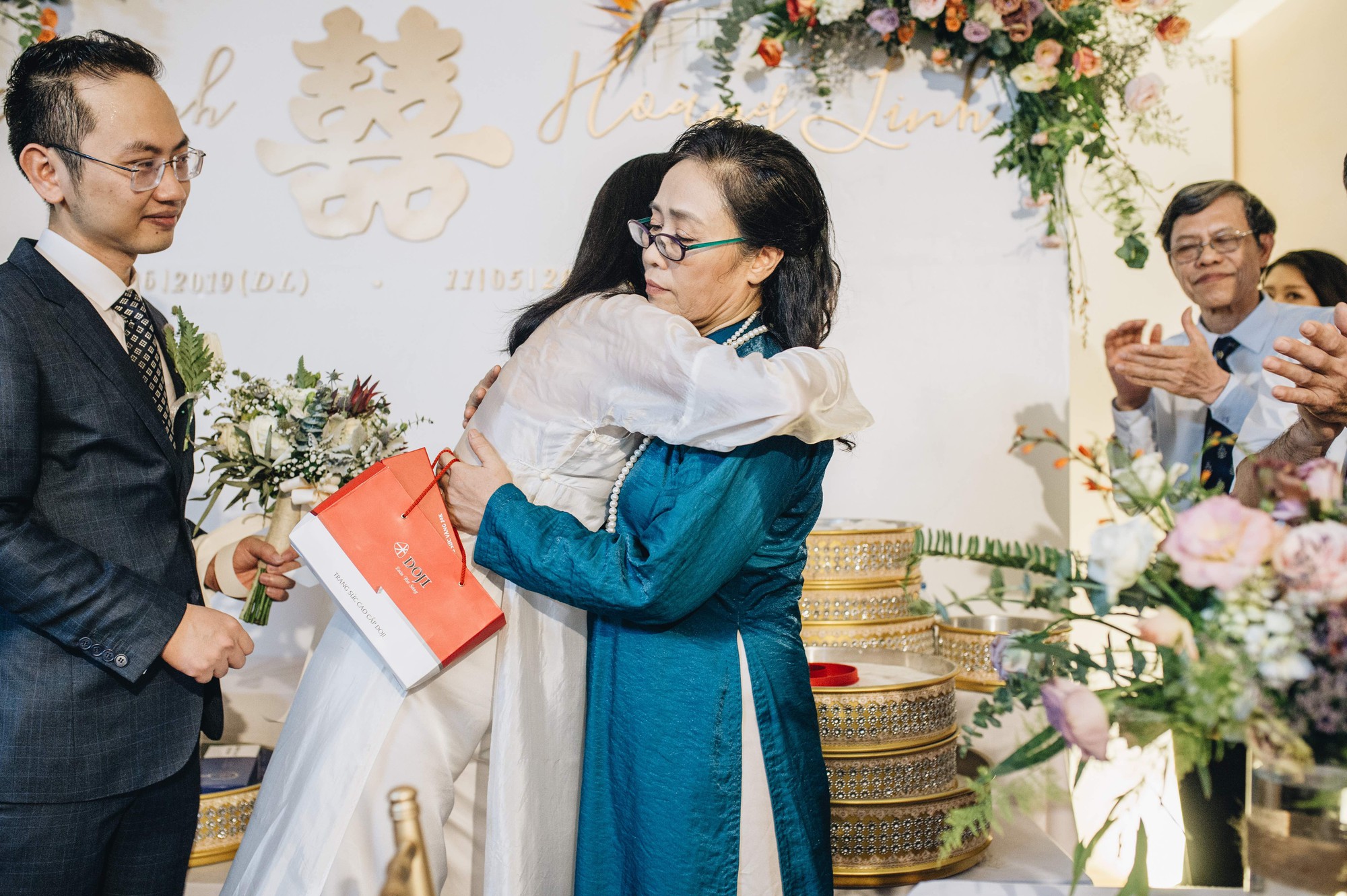 Chồng tương lai của MC Phí Linh lần đầu lộ diện, hạnh phúc hôn má cô dâu trong ngày ăn hỏi-14