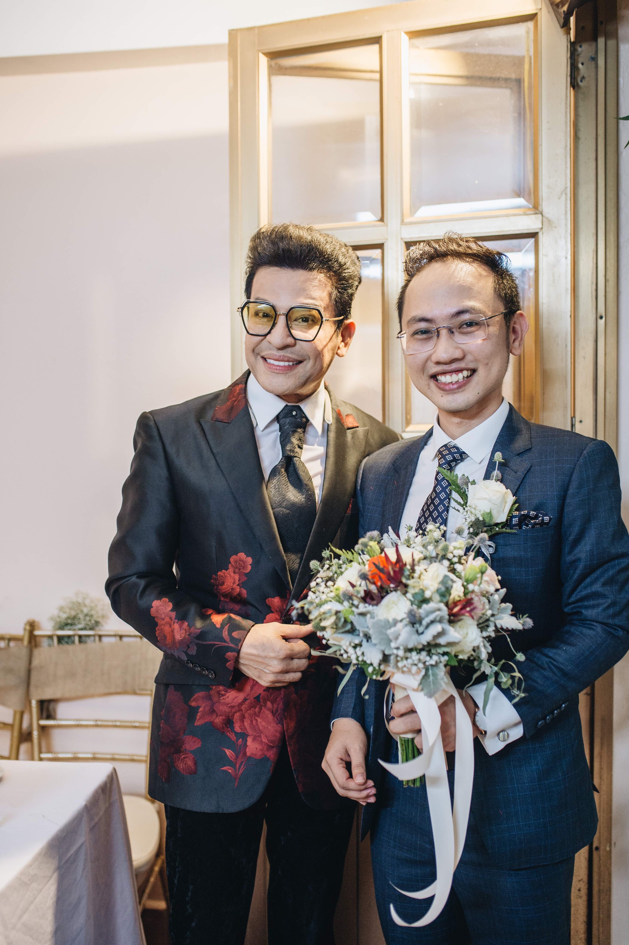 Chồng tương lai của MC Phí Linh lần đầu lộ diện, hạnh phúc hôn má cô dâu trong ngày ăn hỏi-3