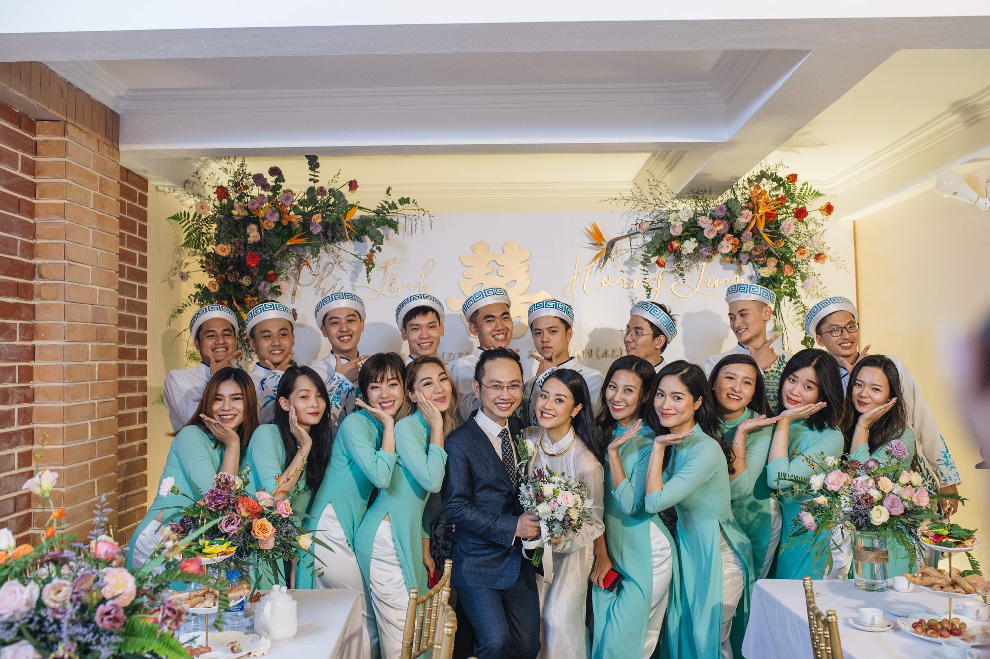 Chồng tương lai của MC Phí Linh lần đầu lộ diện, hạnh phúc hôn má cô dâu trong ngày ăn hỏi-4