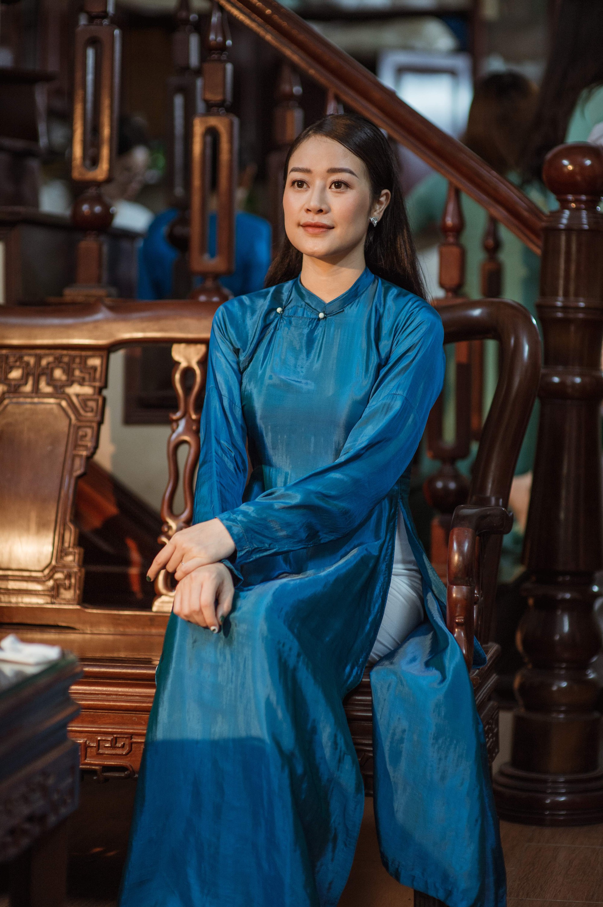 Chồng tương lai của MC Phí Linh lần đầu lộ diện, hạnh phúc hôn má cô dâu trong ngày ăn hỏi-6