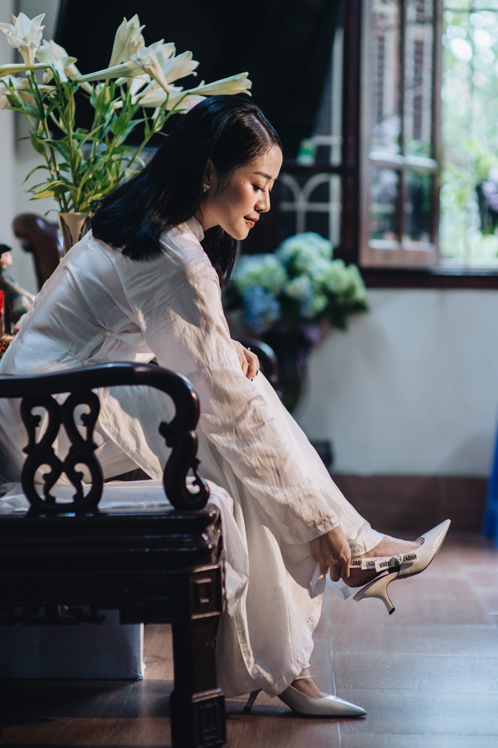 Chồng tương lai của MC Phí Linh lần đầu lộ diện, hạnh phúc hôn má cô dâu trong ngày ăn hỏi-8