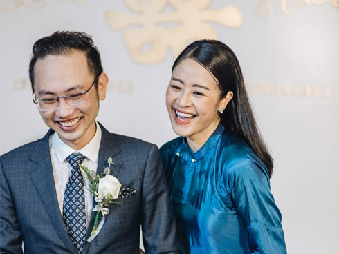 Cô dâu Phí Linh nắm chặt tay bố bước vào lễ đường, xúc động trong khoảnh khắc trao nhẫn cùng chú rể Hoàng Linh-27