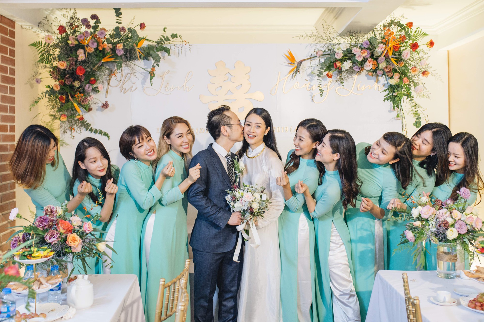 Chồng tương lai của MC Phí Linh lần đầu lộ diện, hạnh phúc hôn má cô dâu trong ngày ăn hỏi-5