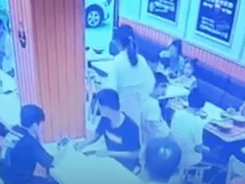 Thai phụ tạt đồ ăn nóng vào em bé một tuổi vì làm ồn
