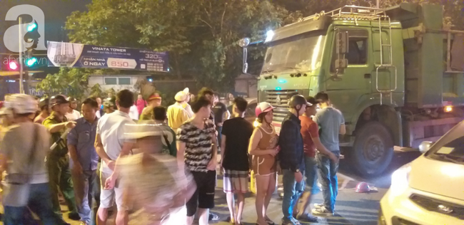Hà Nội: Kinh hoàng xe tải kéo lê 2 người phụ nữ dưới gầm, 1 người chết tại chỗ-1