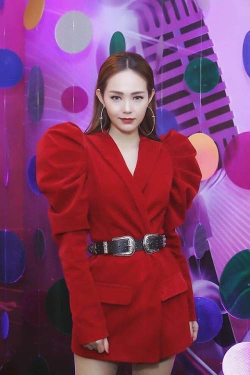 Sao Việt lăng-xê váy áo tay bồng lực sĩ: Chi Pu bị chê cô bé đô con - Bích Phương, Hồ Ngọc Hà lại được khen tới tấp-10