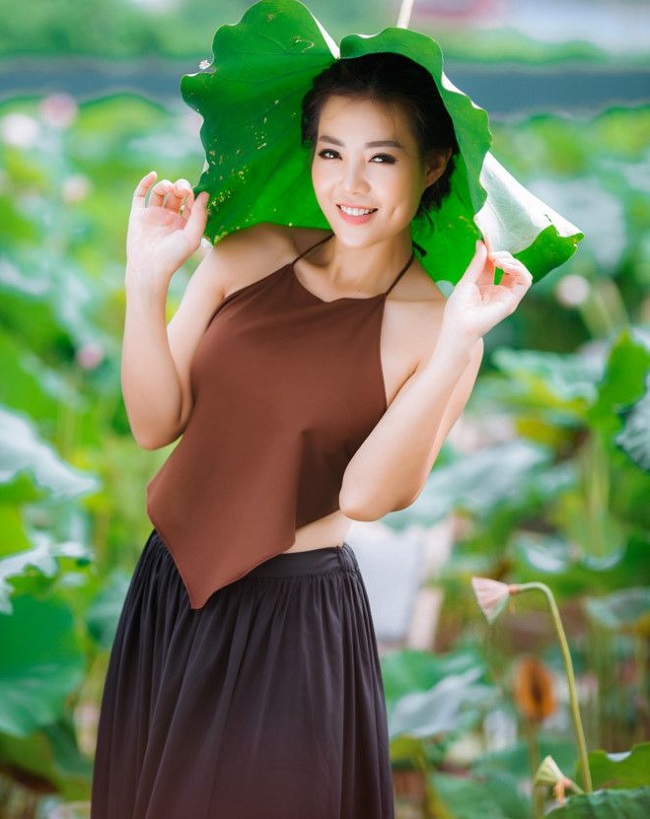 Tranh cãi chuyện mặc yếm mỏng tang, không phòng hộ, lộ áo lót...-13