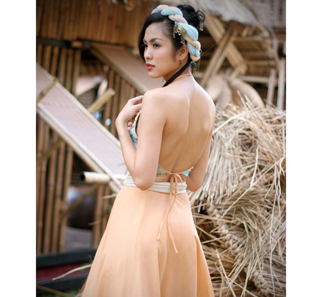 Tranh cãi chuyện mặc yếm mỏng tang, không phòng hộ, lộ áo lót...-4