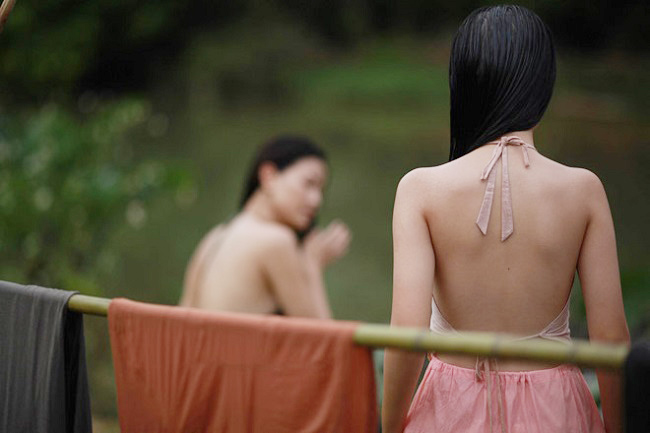 Tranh cãi chuyện mặc yếm mỏng tang, không phòng hộ, lộ áo lót...-6