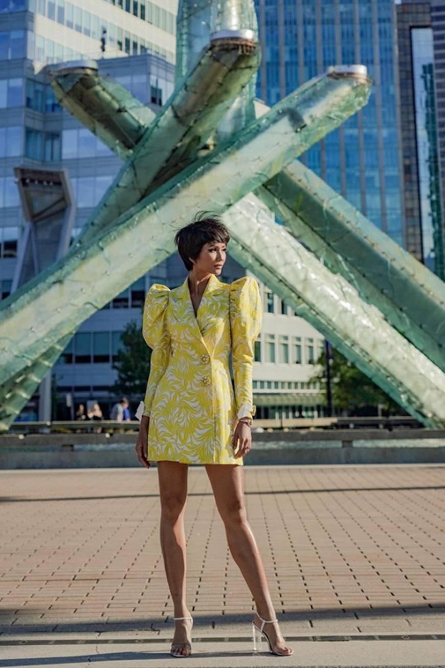 HHen Niê diện đồ Công Trí kiêu hãnh tạo dáng trên bờ biển Vancouver - Canada-1