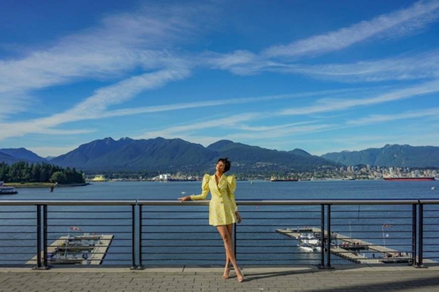HHen Niê diện đồ Công Trí kiêu hãnh tạo dáng trên bờ biển Vancouver - Canada-8