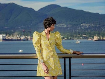 H'Hen Niê diện đồ Công Trí kiêu hãnh tạo dáng trên bờ biển Vancouver - Canada