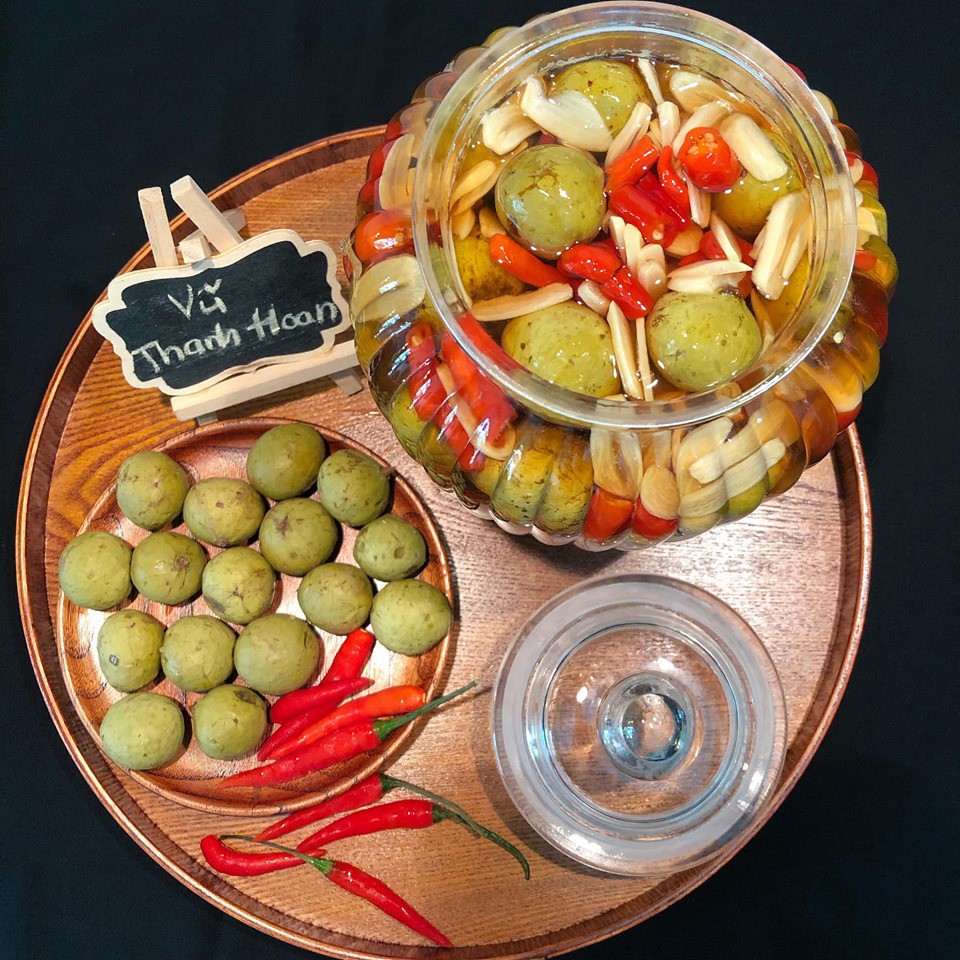 Cô gái Hà Nội chia sẻ cách làm sấu ngâm mắm tỏi ớt cực đơn giản, chấm rau ngon quên sầu-7