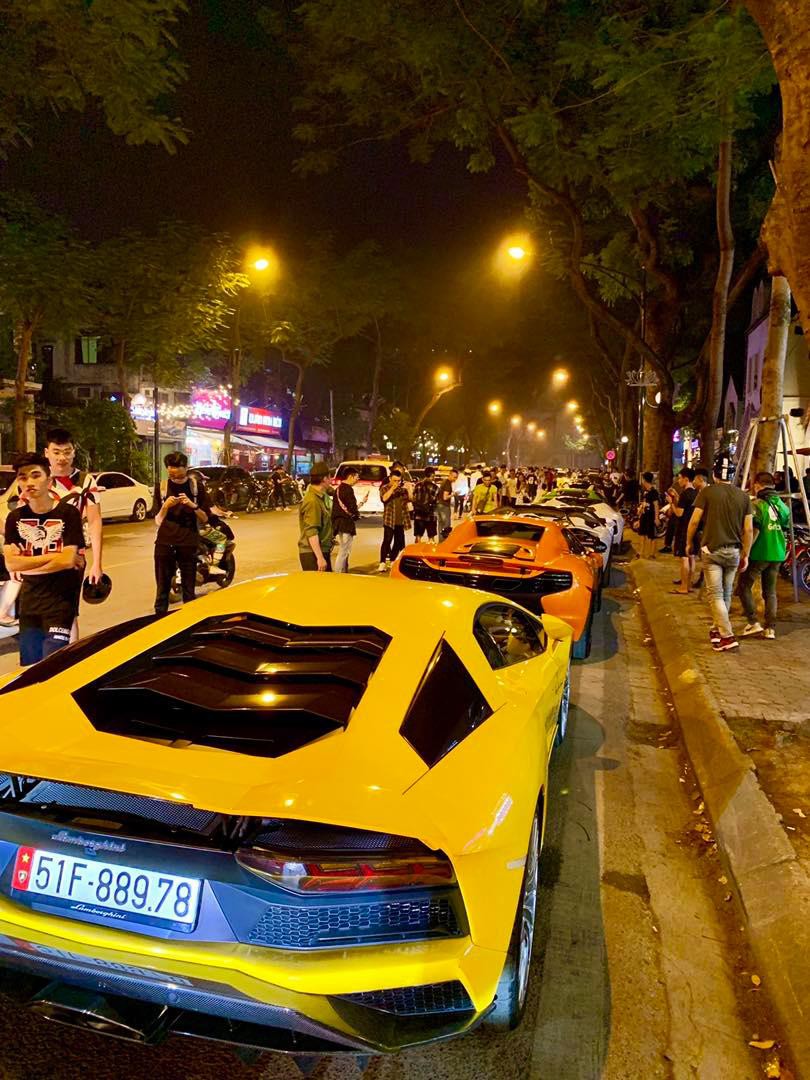 Dàn siêu xe hơn 300 tỷ rầm rộ tụ họp trên đường phố Hà Nội, Cường Đô La và vợ cũng xuất hiện với chiếc Audi R8V10-1