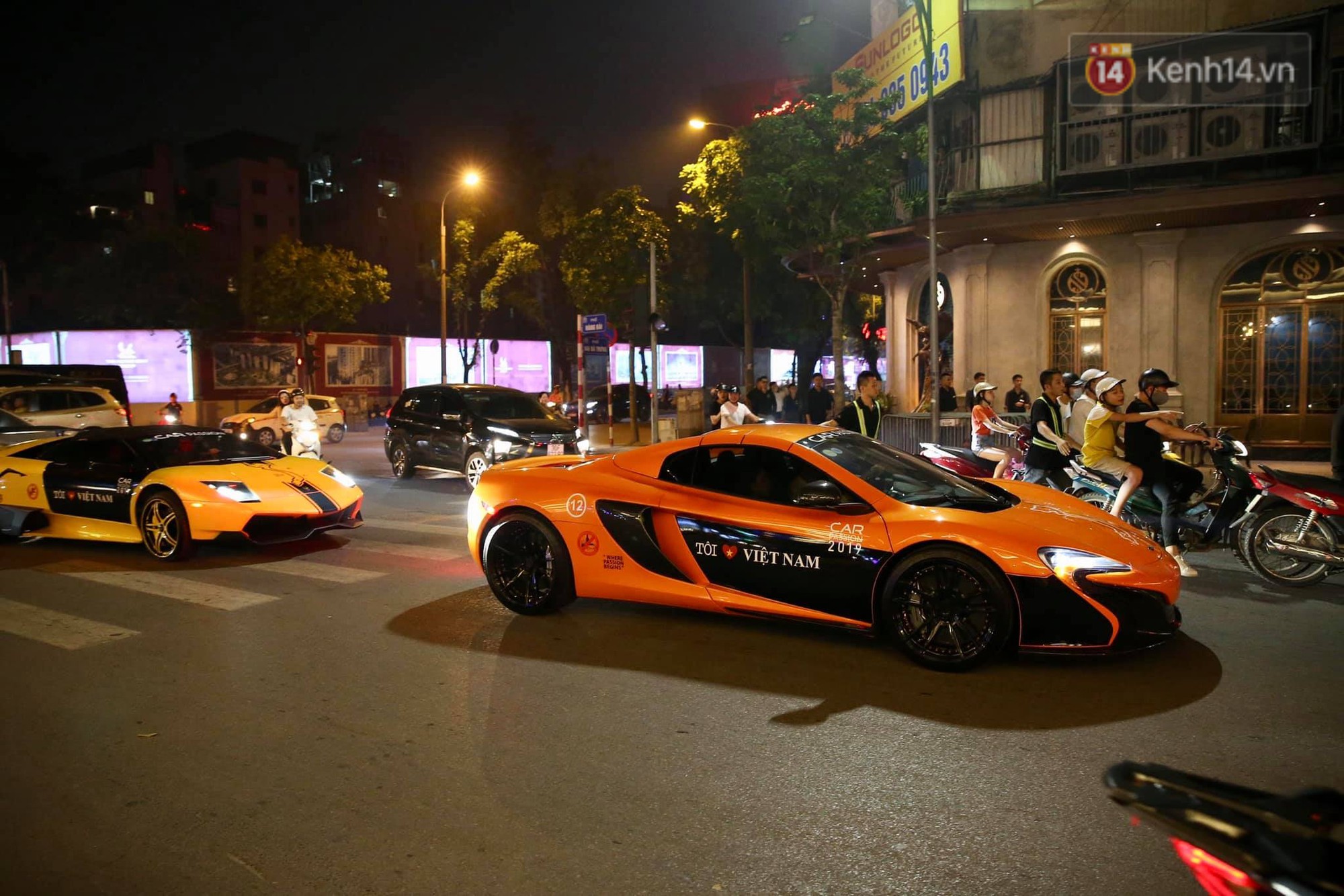 Dàn siêu xe hơn 300 tỷ rầm rộ tụ họp trên đường phố Hà Nội, Cường Đô La và vợ cũng xuất hiện với chiếc Audi R8V10-12
