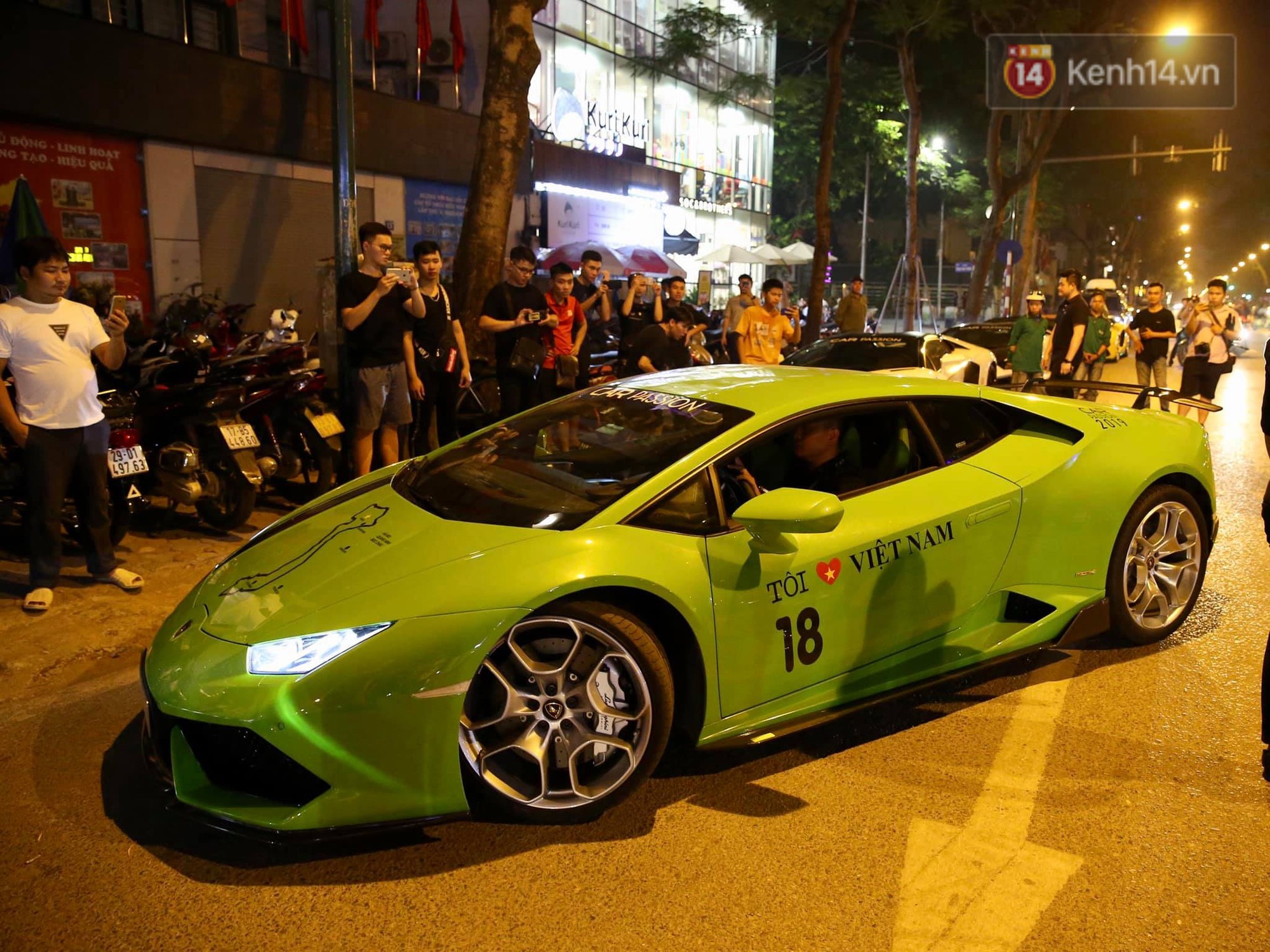 Dàn siêu xe hơn 300 tỷ rầm rộ tụ họp trên đường phố Hà Nội, Cường Đô La và vợ cũng xuất hiện với chiếc Audi R8V10-4