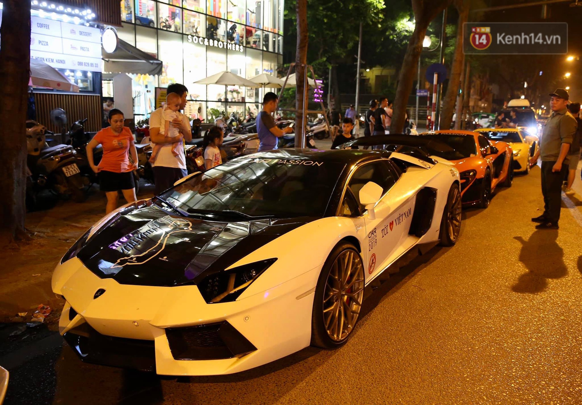 Dàn siêu xe hơn 300 tỷ rầm rộ tụ họp trên đường phố Hà Nội, Cường Đô La và vợ cũng xuất hiện với chiếc Audi R8V10-6
