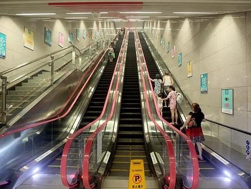 Người phụ nữ dùng tay không mở cửa tàu điện ngầm để lên tàu-1