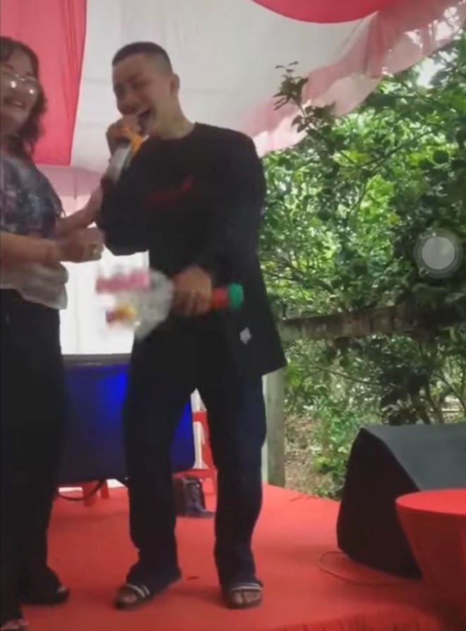 Xôn xao hình ảnh Hoài Lâm cạo đầu trọc, diện đồ xuề xoà khó nhận ra sau tuyên bố tạm dừng ca hát-1