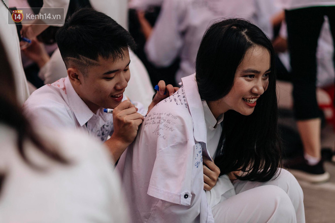 Cô gái với bức thư tình không bao giờ được đáp lại trên áo đồng phục: Đúng người, đúng thời điểm nhưng không đến được với nhau, đó là thanh xuân-3