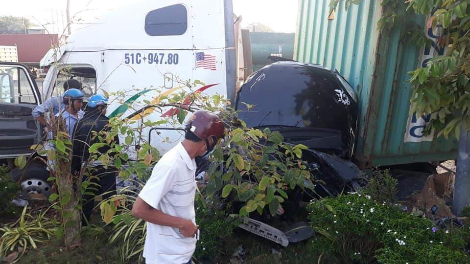 Nóng: Container nổ lốp tông bẹp dúm ô tô 4 chỗ, 3 người tử vong thương tâm-1