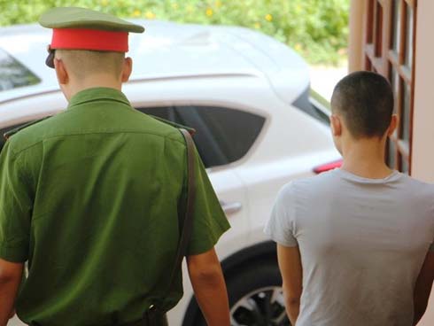 Bị chồng tẩm xăng thiêu sống, vợ xinh đẹp biến dạng mặt, con gặp lần đầu ngất lịm-6