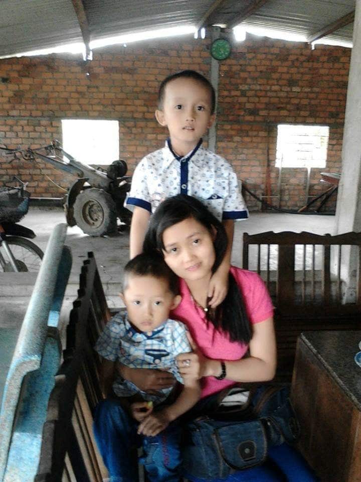 Bị chồng tẩm xăng thiêu sống, vợ xinh đẹp biến dạng mặt, con gặp lần đầu ngất lịm-1